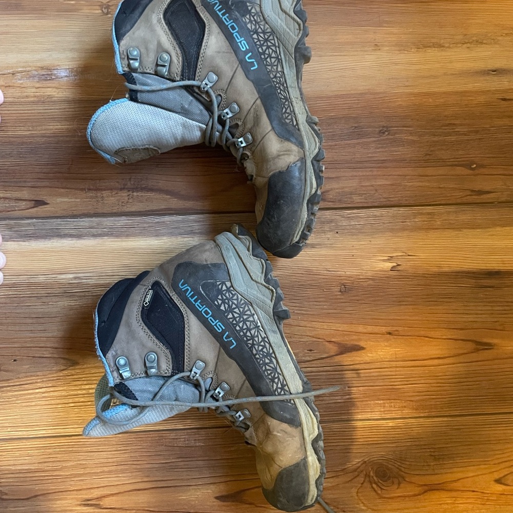 La Sportiva Women’s Backpacking/Hiking Boot Gortex Waterproof size 9